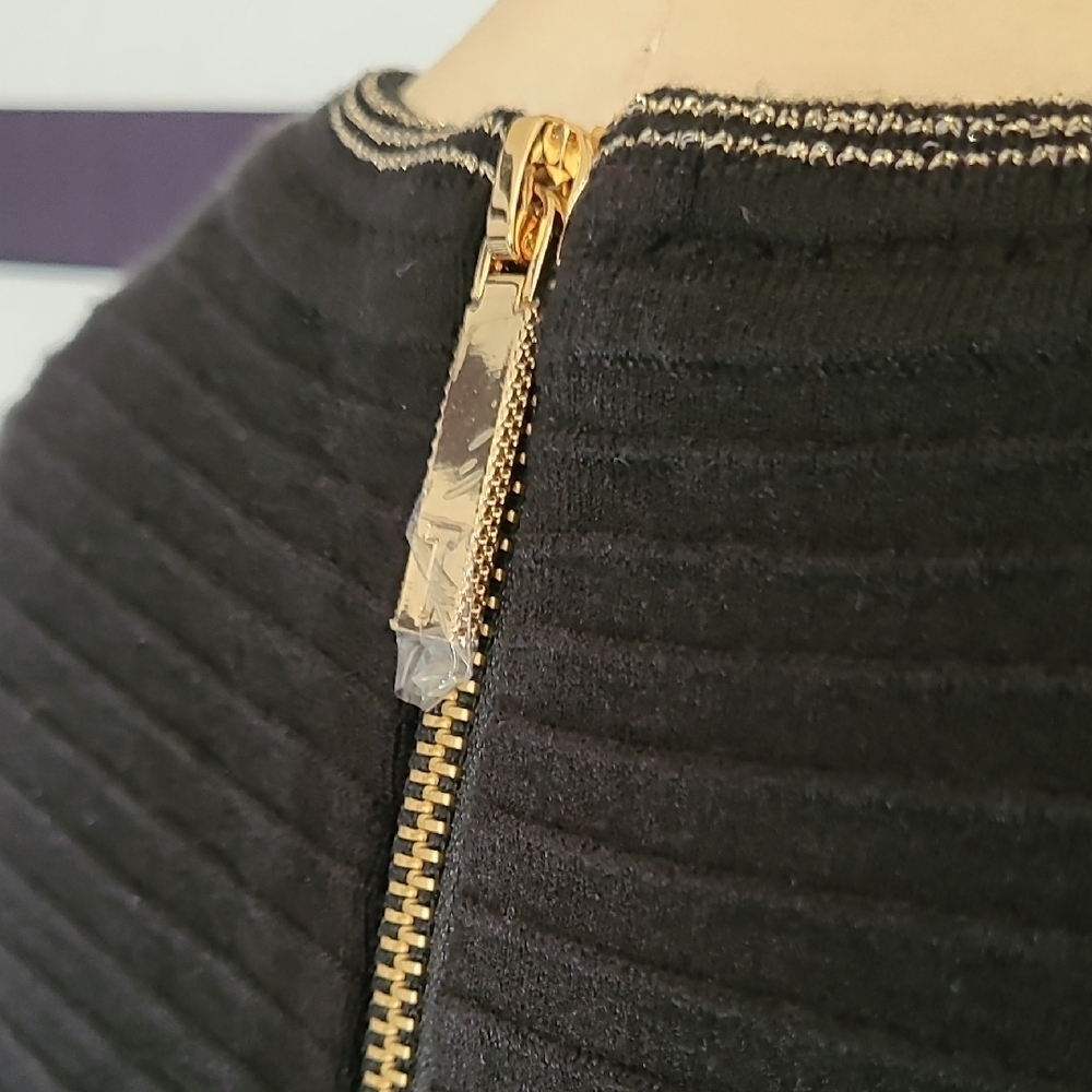Elegant Black Sleeveless Dress - Picture 10 of 12